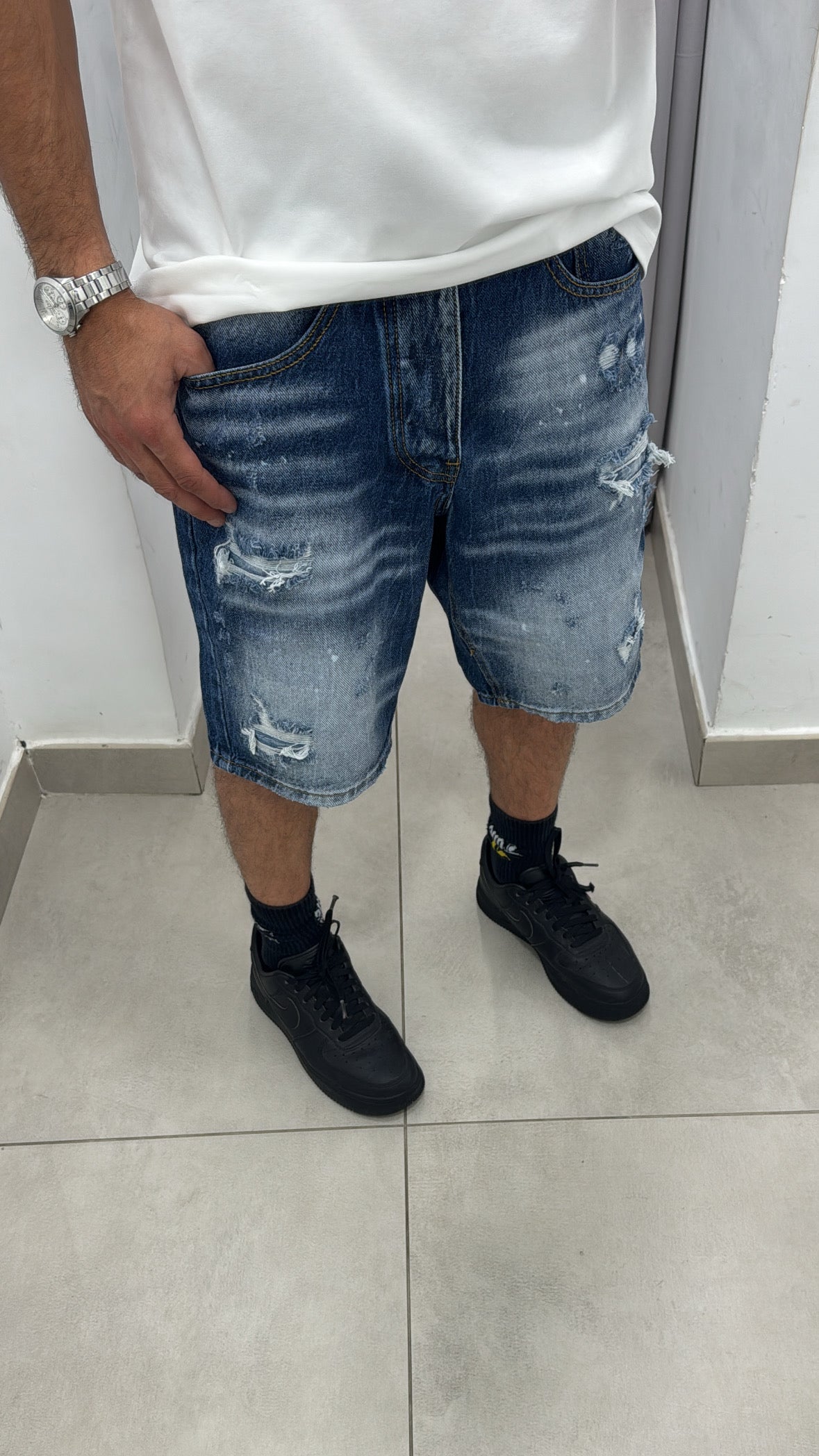 Bermuda lavaggio medio con abrasioni