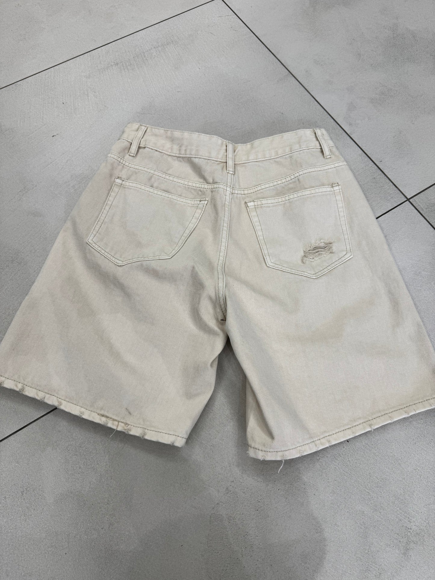Bermuda beige con rotture