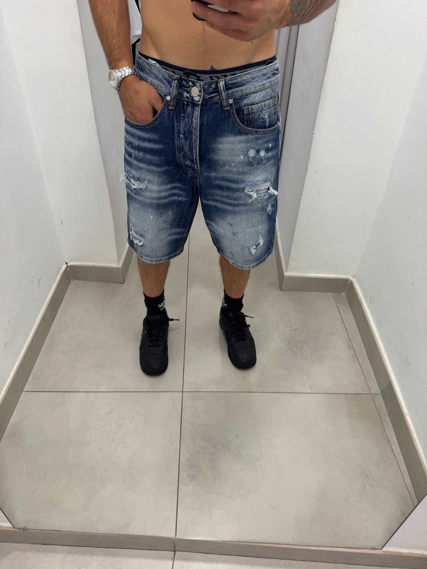 Bermuda lavaggio medio con abrasioni