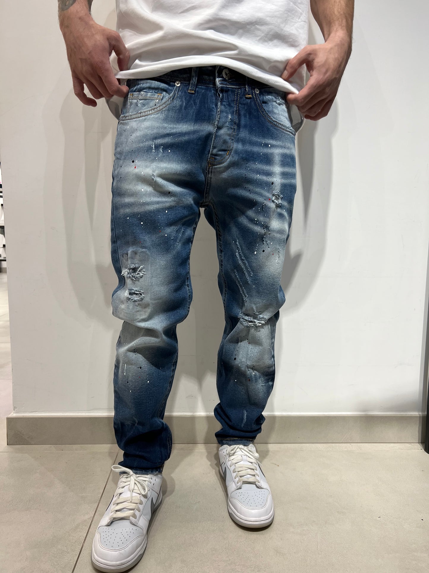 Jeans lavaggio medio con abrasioni Cianotic