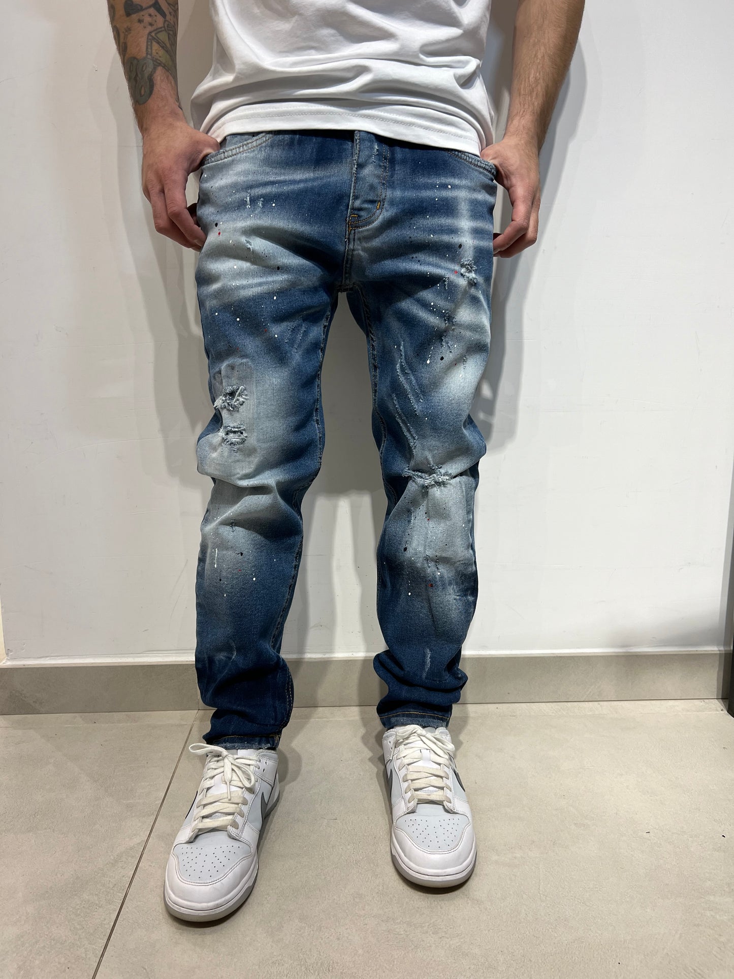 Jeans lavaggio medio con abrasioni Cianotic