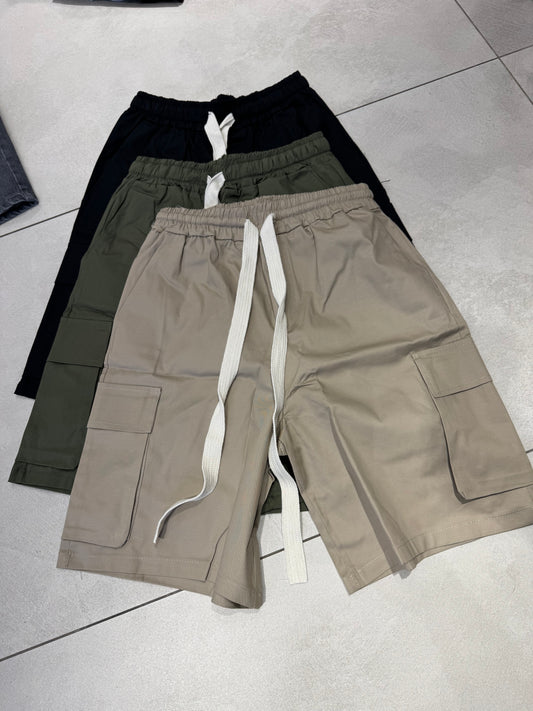 Bermuda modello cargo in tessuto leggero