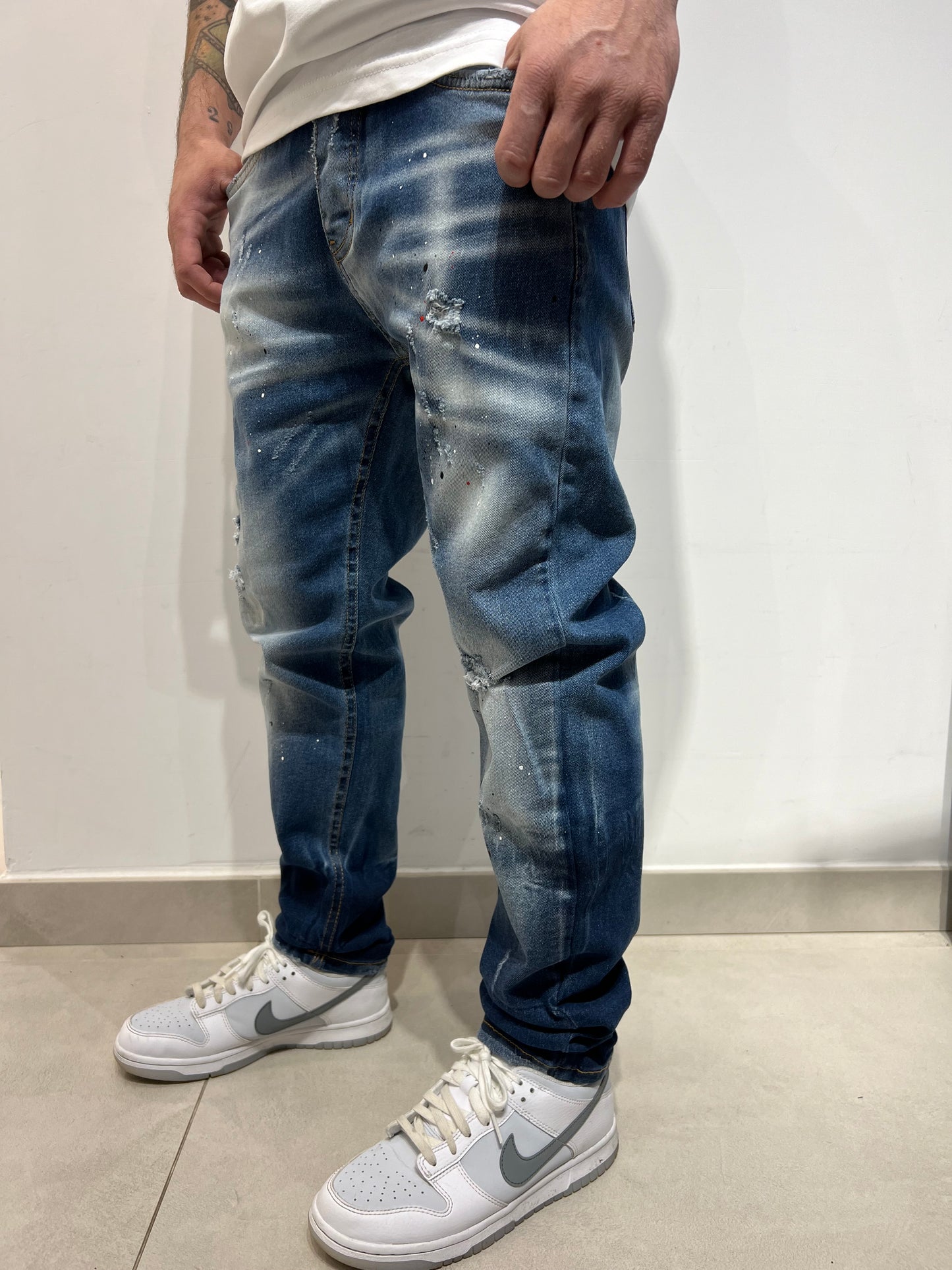 Jeans lavaggio medio con abrasioni Cianotic