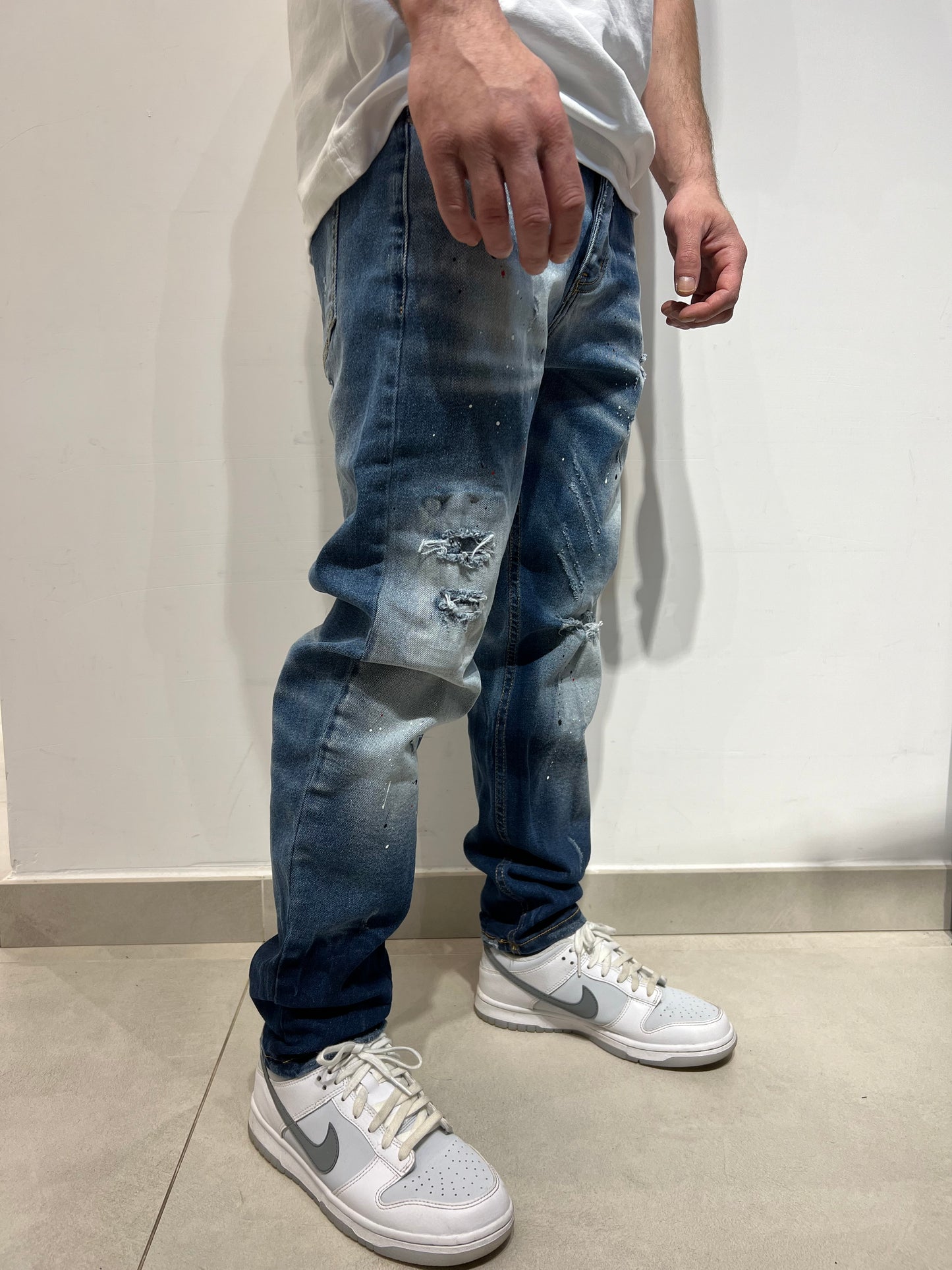 Jeans lavaggio medio con abrasioni Cianotic