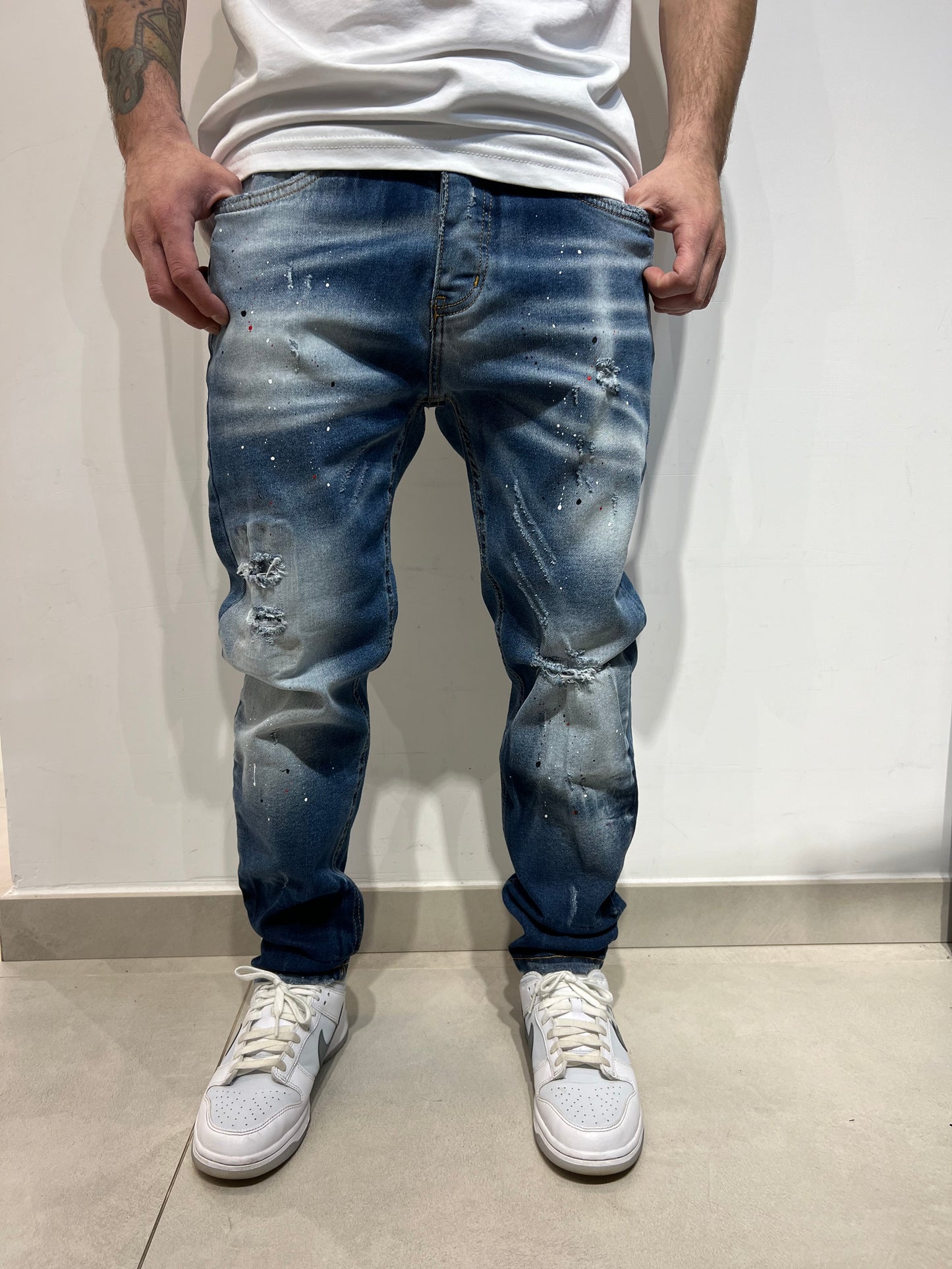 Jeans lavaggio medio con abrasioni Cianotic