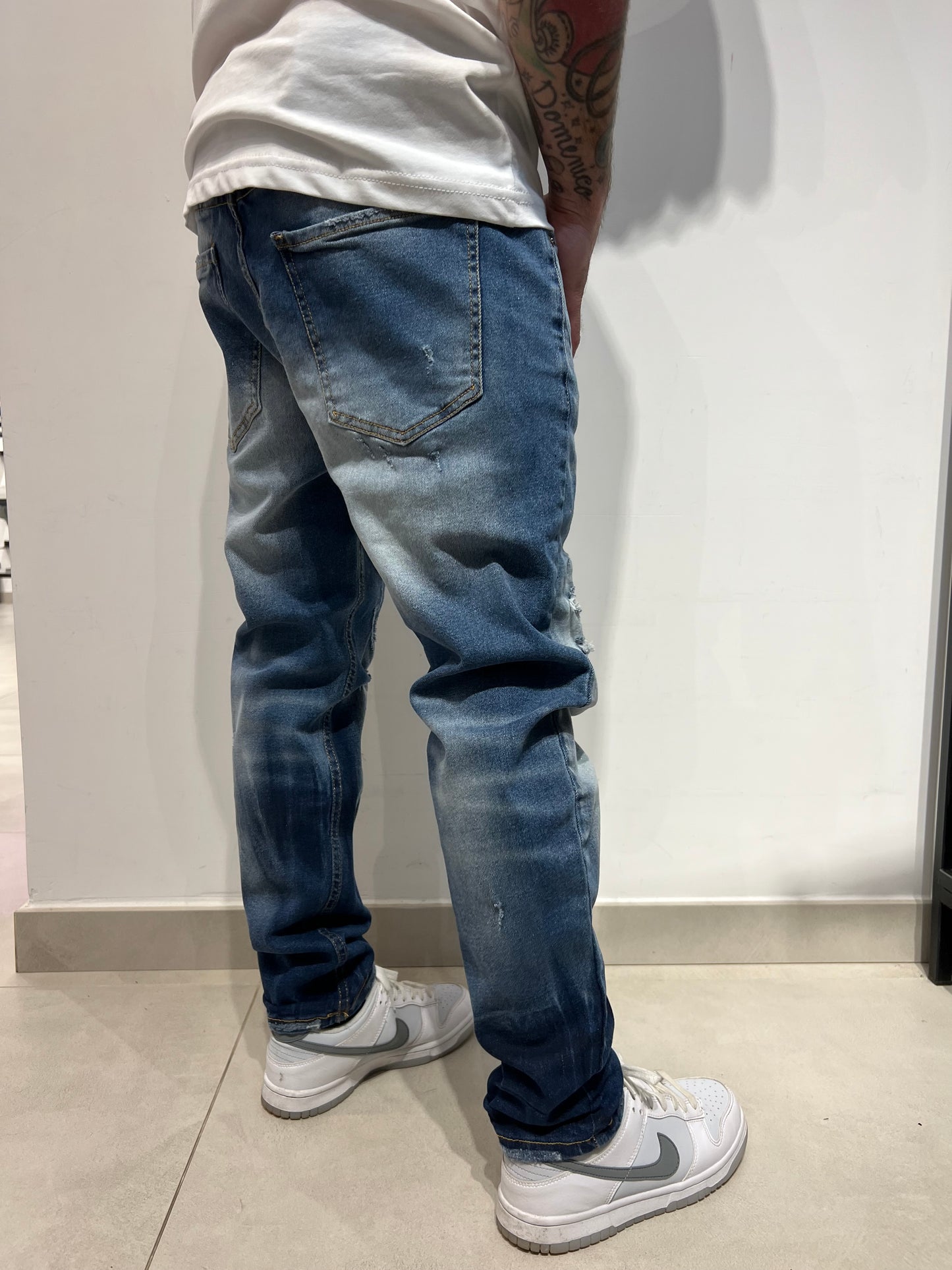 Jeans lavaggio medio con abrasioni Cianotic